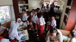 Puluhan Pelajar Antusias Manfaatkan Perpustakaan dan Klinik Kesehatan Gerbong Kereta Api di Grobogan
