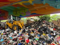 Pemkot Bandung Tutup TPS Kolong Jembatan Pasupati