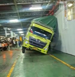 Viral Detik-Detik Truk Sandar di Dinding Kapal Nyaris Terguling di Ferry Pelayaran Merak-Bakauheni