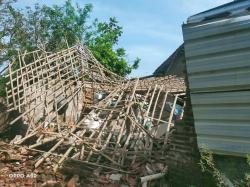 Angin Puting Beliung Terjang Indramayu, Satu Rumah Warga di Desa Rancajawat Ambruk