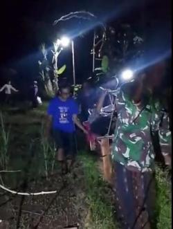 Warga Gunungkidul Gotong Royong Tandu Pasien Stroke dari Tengah Perbukitan