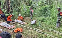 Menembus Medan Berat, Begini Aksi Heroik Prajurit TNI Evakuasi Lansia Terdampak Longsor Banjarnegara