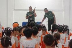 Heboh, Saat Puluhan Anak PAUD Dan TK Lihan Senjata Anggota TNI di Kodim 0717 Grobogan