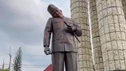 Viral di Medsos: Patung Soekarno Patah Leher, Jadi Tontonan di Alun-Alun Indramayu