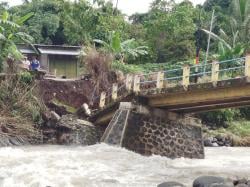 Setahun Dibiarkan Rusak, Kondisi Jembatan Sikasur–Karangmoncol di Pemalang Semakin Memprihatinkan