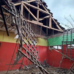 Hujan Lebat, Atap SDN 9 Kilensari Ambruk,  Aktivitas Belajar Siswa  Dipindah