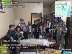 Personel Gabungan Sweeping Penumpang KM Tatamailau di Pelabuhan Pomako, 104 Liter Miras Diamankan