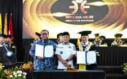 Penasihat Kapolri Beri Penghargaan 2 Lulusan Terbaik Wisuda Uniku Berangkat Umroh