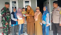 Lurah Kotabumi Cilegon Didampingi Kader Posyandu Bagikan PMT untuk Ibu Hamil dan Balita‎‎