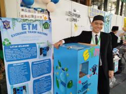 Keren! Siswa SMP Khadijah Surabaya Bikin ATM-nya Para Botol Plastik di Acara 4C on The Stage