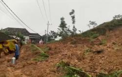 Tanah Longsor Terjadi di Ponorogo Bikin 1 Rumah dan 7 Kendaraan Tertimbun, Ada Korban