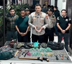 Polisi Gerebek Sekretariat Mahasiswa di Makassar, Temukan Puluhan Sajam dan Miras