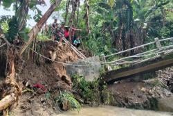 VIRALKAN! Warga Dusun Godog Teriak Minta Tolong, Jembatan Penghubung Dua Kabupaten Hancur Lebur