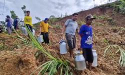 Longsor Tutup Akses Jalan Antar Desa di Ponorogo, Warga Jalan Kaki Antar Susu