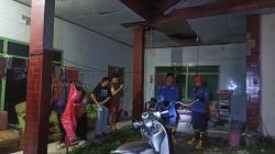 Ular Kopi Nyelonong ke Rumah Warga, Damkarmat Maros Lakukan Evakuasi