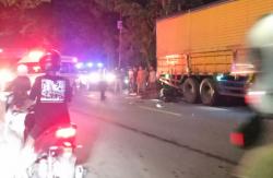 Pengendara Motor Tewas Usai Tabrak Truk Tronton Parkir di Jalan Raya Kapas Bojonegoro