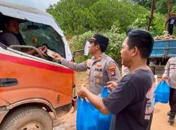 Aksi Jumat Berkah Polsek KKP dan Jurnalis Batam Bagikan 400 Paket Makan Siang