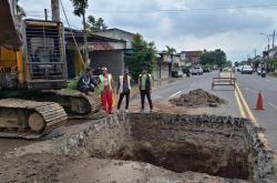 Muncul Lubang Aneh di Jalan Raya Ponorogo Madiun, Disebut Ada Sejak Zaman Belanda