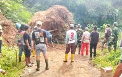 Rumpun Bambu Longsor Tutup Akses Jalan Penghubung Desa di Wilayah Subang