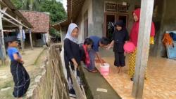 Berjalan 7 Kilometer Setiap Hari, Siswi di Cileles Jualan Es Lilin Demi Hidupi Adiknya