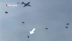 BREAKING NEWS: Detik-Detik Prajurit TNI Jatuh Terjun Bebas Akibat Parasut Macet Viral di Morowali