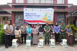 7.654 Masyarakat Kota Mojokerto Terima Bantuan Pangan Beras dan Minyak