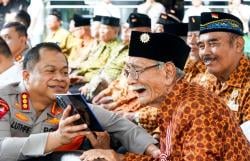 Momen Haru, Veteran Dijamu Komunitas Motor dan Ojek Online di Surabaya