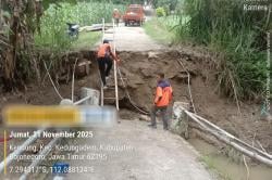 Diterjang Arus, Jembatan Penghubung 2 Desa di Perbatasan Bojonegoro–Lamongan Putus
