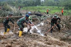 Aksi Prajurit Kodam Diponegoro Menembus Lumpur dan Reruntuhan demi Evakuasi Korban Longsor