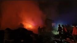 Kebakaran Hebat di Cilegon! Gudang Ban Bekas Dilalap Api, Warga Panik Berhamburan