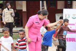 Permainan dan Hiburan Ringankan Trauma Anak Pengungsi Semeru