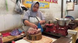 Stok Menipis, Harga Daging Ayam di Pasar Tradisional Tuban Naik