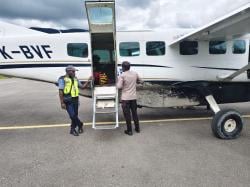 Polsek Bokondini Perketat Pengamanan Kedatangan Pesawat Susi Air di Bandara