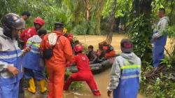 Terjebak Seharian Akibat Sungai Meluap, Warga Salareh Aia, Agam Berhasil Dievakuasi