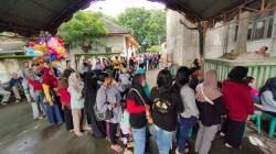 Mengular, Antrean Ratusan Warga Mengambil BLTS Kesra