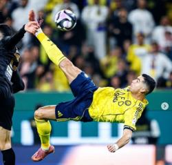 Cristiano Ronaldo Cetak Gol Salto di Usia 40 Tahun di Laga Al Nassr vs Al Khaleej