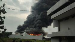 BREAKING NEWS! Kebakaran Melalap Pabrik Boneka di Jombang, Ini Penampakannya