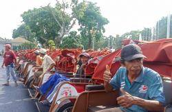 Prabowo Bagikan 100 Becak Listrik di Jombang, Harga Rp22 Juta Per Unit