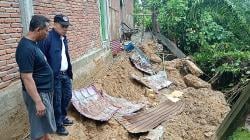 Rumah Diterjang Longsor, Seorang Ibu Histeris Minta Tolong di Kota Lhokseumawe