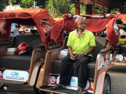 Tangis Haru Lansia di Mojokerto, Bersyukur Dapat Becak Listrik dari Presiden Prabowo