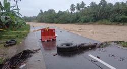 Badan Jalan di Lubuk Alung Amblas Dihantam Arus Batang Anai, Warga Cemas dan Akses Terputus