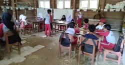 Demi Murid, Guru di Pandeglang Ini Rela Menyusuri Hutan dan Menyeberangi Sungai Setiap Hari