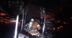 Heroik, Petugas Damkar Pakai Selang Oksigen Saat Berjuang Padamkan Api Pabrik Boneka di Jombang