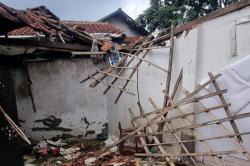 Diterjang Angin Puting Beliung, Rumah Tiga Anak Yatim di Pacet Ambruk Terpaksa Mengungsi