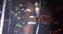 Pabrik Boneka Plastik di Jombang Terbakar Hebat, Petugas Damkar Bertahan 10 Jam Lawan Api