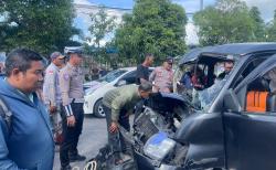 Diduga Kurang Waspada, Grand Max Hantam Dump Truck di Wonogiri: Sopir Terjepit Kabin