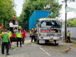 Kontainer Senggol Pohon Besar di Kudus, Jalan Sosrokartono Sempat Lumpuh Total