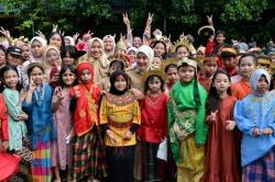 Hari Guru di Makassar, Wawali Beri Pesan Menyentuh untuk Para Pendidik, di Warnai Nuansa Busana Adat