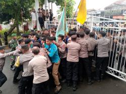 Tolak RUU KUHP, Aliansi BEM Universitas Sewilayah Kuningan Demo DPRD