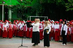 Heboh Hari Guru 2025: Upacara di SDN 5 Jatimakmur Bekasi Dipimpin Wali Murid